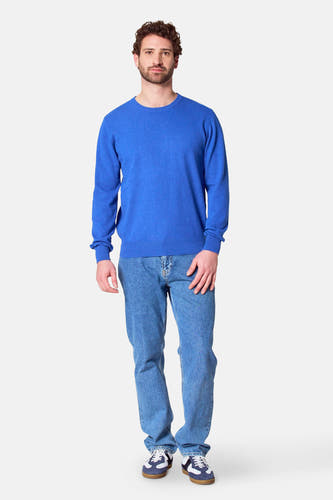 T-shirt bleu avec col rond de Bruce & Butler, porté avec des jeans et des baskets.