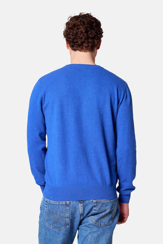Blauwe trui met ronde hals van Bruce & Butler, rugaanzicht, gecombineerd met jeans.