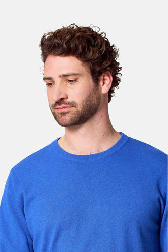 T-shirt bleu avec col rond de Bruce & Butler, plan rche montrant la texture visible.
