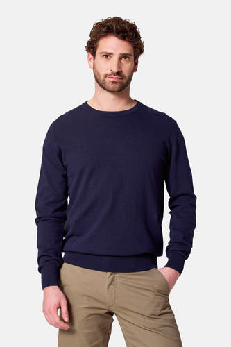Donkerblauwe trui met ronde hals van Bruce & Butler, gedragen met kaki broek.
