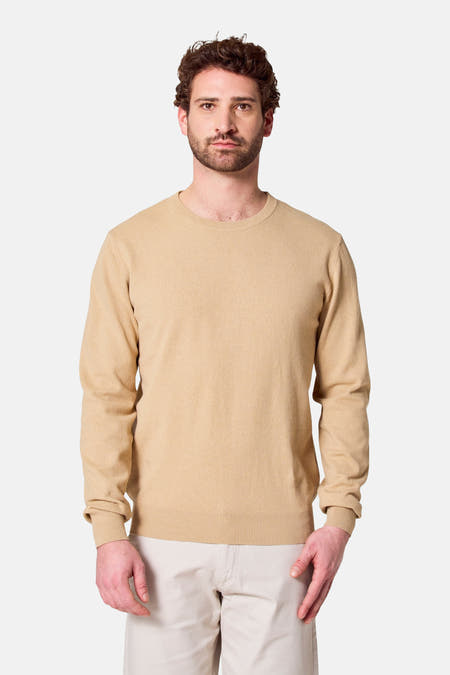 Beige trui met ronde hals van Bruce & Butler, gedragen met een lichte broek.
