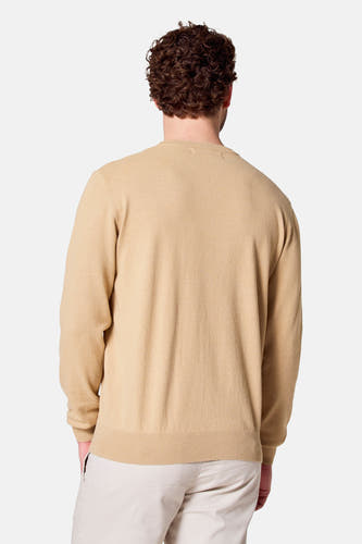 Gilet beige avec col rond de Bruce & Butler, vu par derrière avec une texture fine.