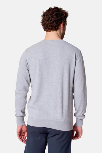 Sweat-shirt gris avec col rond de Bruce & Butler, vue arrière, associé à un pantalon foncé.