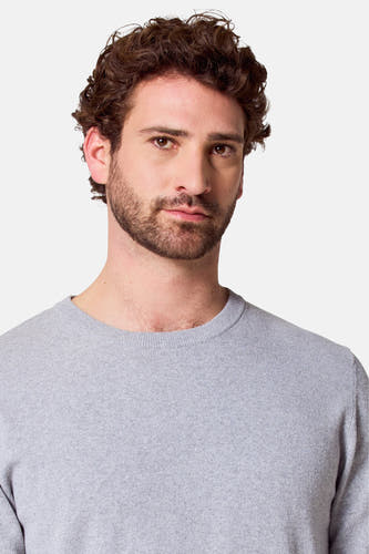 Sweat-shirt gris avec col rond de Bruce & Butler, porté par un modèle contre un fond uni.