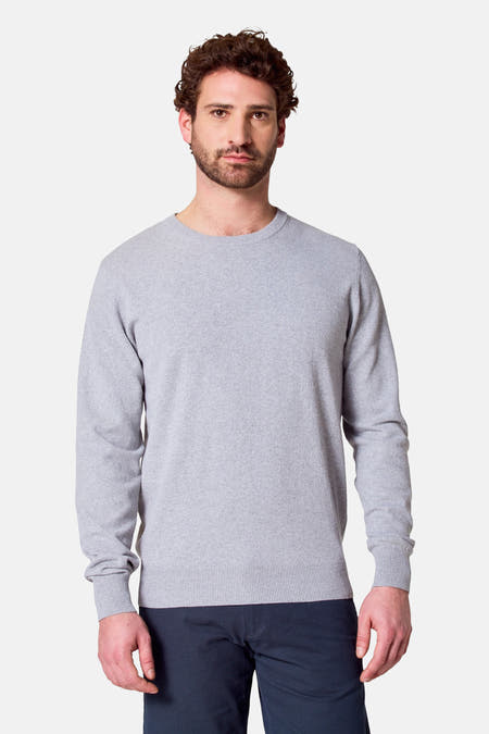 Sweat-shirt gris à col rond de Bruce & Butler, porté avec un pantalon foncé.