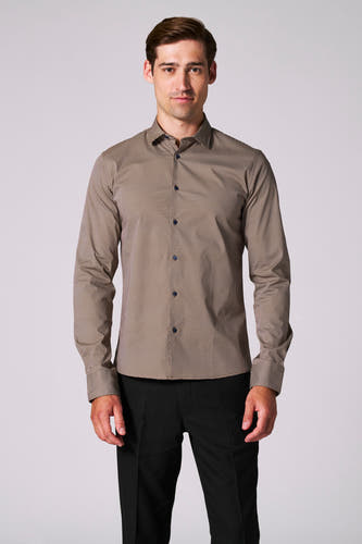 Chemise multicolore à manches longues de Bruce & Butler, avec un fin motif géométrique et un pantalon noir.