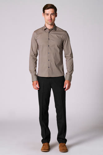 Chemise multicolore à manches longues de Bruce & Butler, avec une impression subtile, associée à un pantalon noir et des chaussures en cuir de mouton.