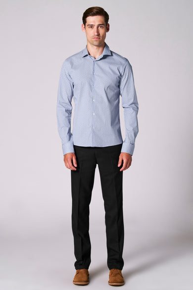 Chemise multicolore à longues manches de Bruce & Butler, avec un motif géométrique subtil, portée avec un pantalon noir et des chaussures marron.