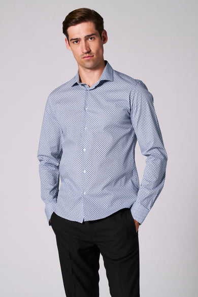 Chemise multicolore à manches longues de Bruce & Butler, avec un fin motif géométrique à carreaux, portée avec un pantalon noir.