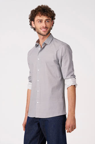 Grijs overhemd met lange mouwen van Bruce & Butler, met subtiel patroon en opgerolde mouwen, gedragen met donkere jeans.
