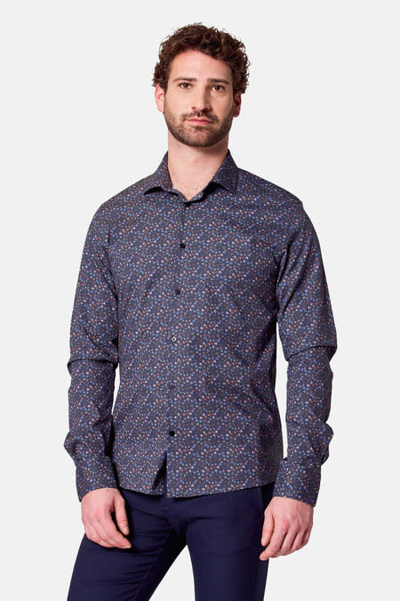 Chemise noire à manches longues de Bruce & Butler, avec de petits motifs floraux et des boutons foncés.