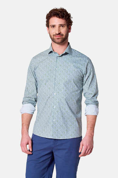 Man in overhemd met print en blauwe broek.