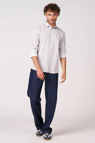 Wit overhemd (lange mouwen) van Bruce & Butler, met een subtiel patroon en gedragen met donkere jeans en sneakers.
