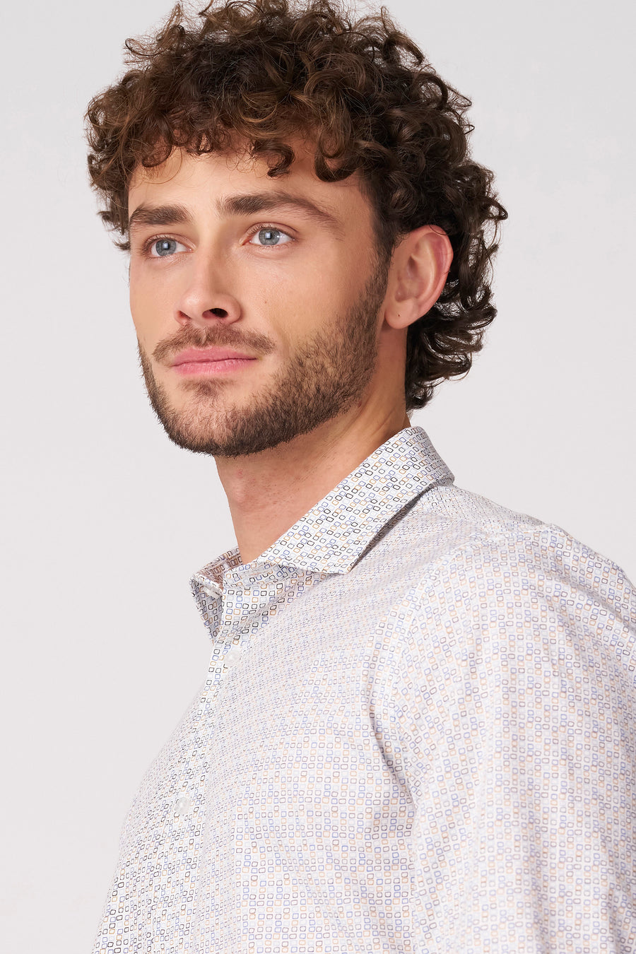 Wit overhemd met lange mouwen van Bruce & Butler, met een subtiel geometrisch patroon.