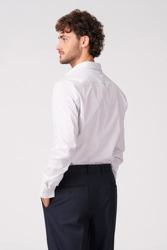 Wit overhemd met lange mouwen van Bruce & Butler, met een subtiel stippenpatroon, gecombineerd met een donkere pantalon.