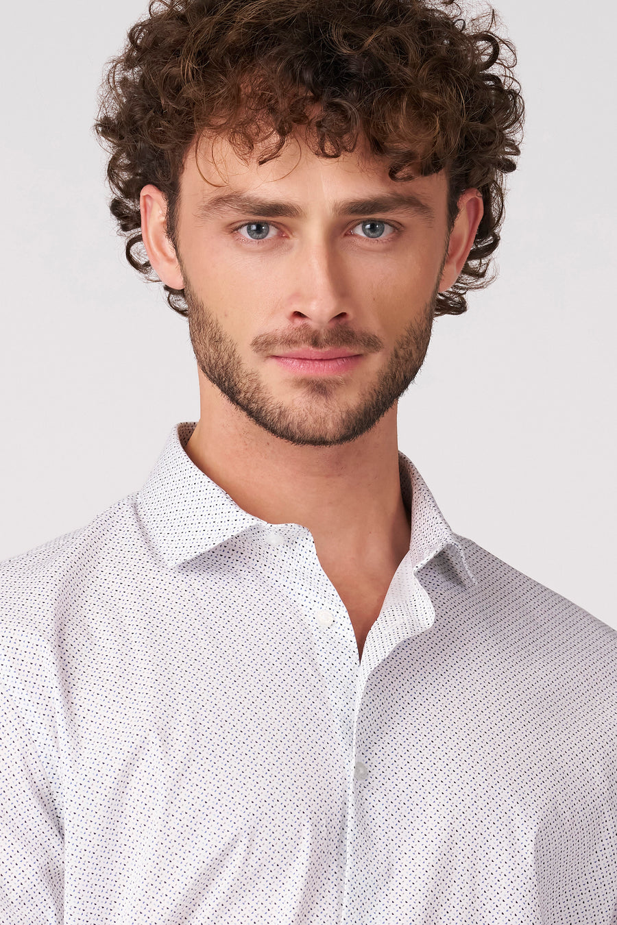 Wit overhemd met lange mouwen van Bruce & Butler, voorzien van een subtiele geometrische print.