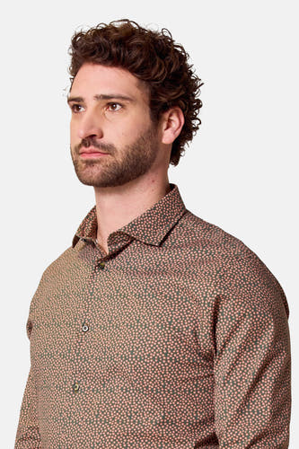 Chemise verte à manches longues de Bruce & Butler, dotée d'un subtil motif à carreaux roses.
