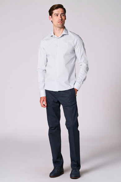 Veelkleurig overhemd met lange mouwen van Bruce & Butler, met een subtiel patroon en gedragen met donkere pantalon.
