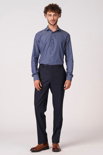 Blauw overhemd met lange mouwen van Bruce & Butler, met een subtiel patroon en gedragen met een donkere pantalon en bruine schoenen.