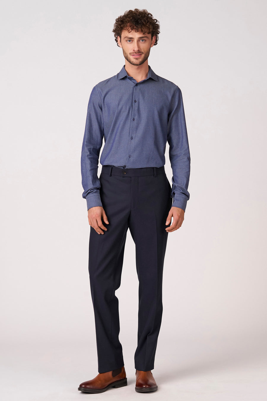 Blauw overhemd met lange mouwen van Bruce & Butler, met een subtiel patroon en gedragen met een donkere pantalon en bruine schoenen.