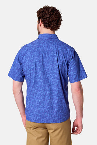 Blauw overhemd met korte mouwen van Bruce & Butler, met een bloemmotief, gezien van achteren.
