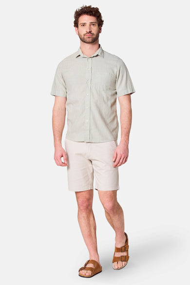 Chemise khaki à manches courtes de Bruce & Butler, avec col boutonné et poche poitrine.