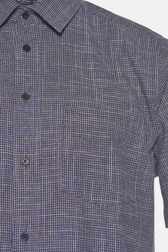 Blauw overhemd met korte mouwen van Bruce & Butler, met een fijn ruitpatroon en borstzak.