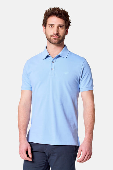 Man draagt lichtblauw poloshirt en donkerblauwe broek.