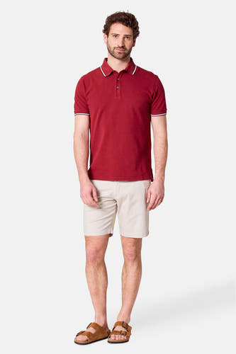 Polo de Bordeaux à manches courtes de Bruce & Butler, avec des détails rayés blancs sur le col et les manches.