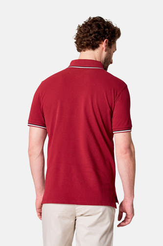 Polo de Bordeaux à manches courtes de Bruce & Butler, avec des accents blancs sur le col et les manches, dos.