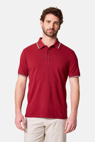 Polo de Bordeaux à manches courtes de Bruce & Butler, avec des rayures contrastantes le long du col et des manches.