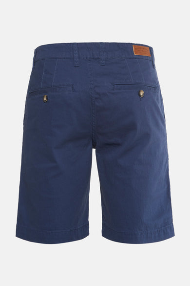 Blauwe bermuda van Bruce & Butler, met knoopzakken en een bruin leren merklabel aan de achterkant.