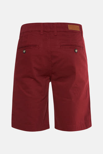 Bordeaux bermuda van Bruce & Butler met zakken aan de achterkant en een merklabel.
