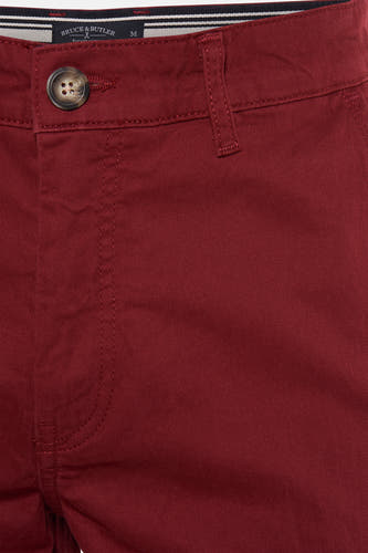 Bordeaux bermuda van Bruce & Butler, met een knoopsluiting en riemlussen aan de bovenkant.
