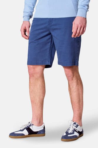 Shortauue Bermuda Bruce & & Butler Butler with a light blue blue and casual shoes.