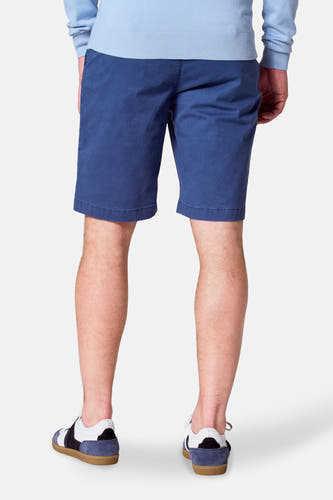 Shorts bleus de Bruce & Butler, vus de l'arrière, associés à une chemise bleu clair et des chaussures blues et blues.