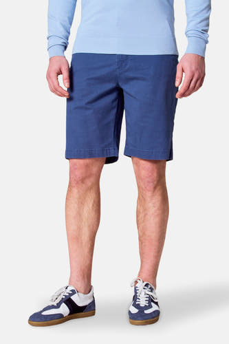 Shortauue Bermuda Bruce & Bruce Bruce Butler, un un un une et des chaussures.
