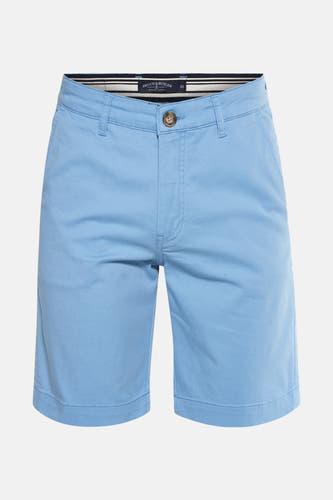 Shorts bleus clairs de Bruce & Butler, tissu lisse avec fermeture à boutons et ceinture rayée.