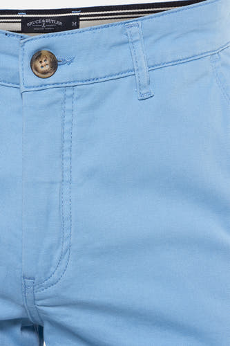 Shorts bleus de Bruce & Butler, avec une fermeture à glissine marron et des passants.