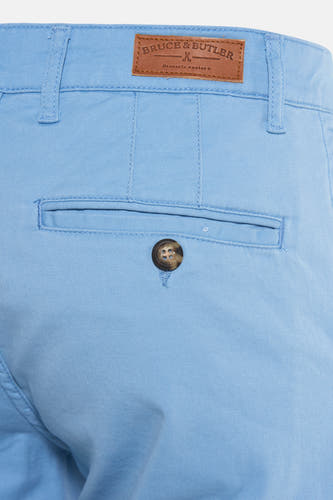 Shorts bleus de Bruce & Butler, avec une étiquette de marque brune et un poche arrière à bouton.