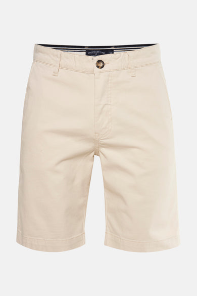 Bermuda beige de Bruce & Butler, avec fermeture à boutons et passants.