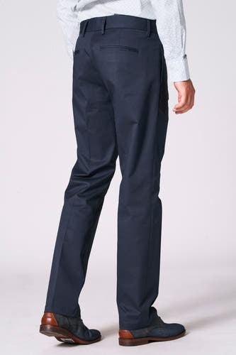 Pantalon de costume bleu Bruce & Butler, avec une texture subtile et une poche arrière, vu de derrière.