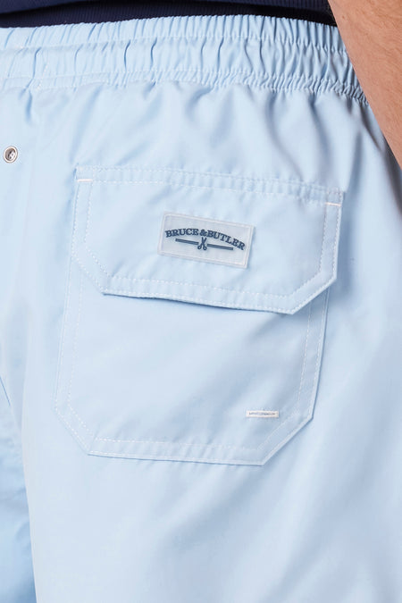 Short de bain bleu de Bruce & Butler avec taille plissée et poche arrière plaquée avec étiquette.