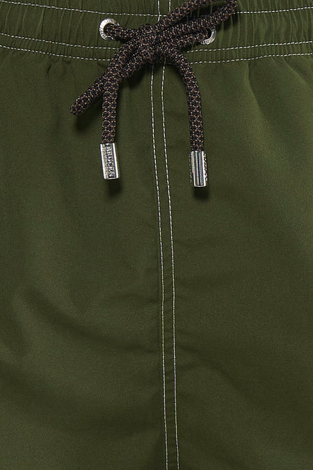 Short de bain vert de Bruce & Butler avec taille élastique, surpiqûres blanches et cordon de serrage avec embouts argentés.