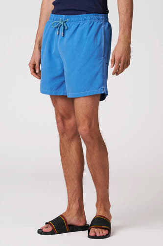 Vue de côté d'un short de bain bleu Bruce & Butler avec taille élastique, cordon de serrage, coutures blanches et fentes latérales.