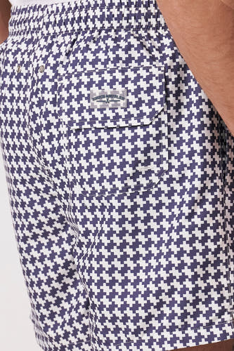 Short de bain bleu et blanc de Bruce & Butler avec un motif de petites croix, une taille élastique et une poche arrière.