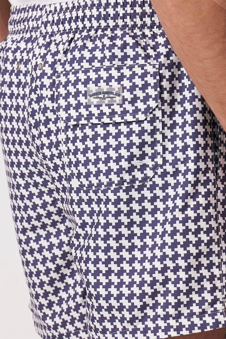 Short de bain bleu et blanc de Bruce & Butler avec un motif de petites croix, une taille élastique et une poche arrière.