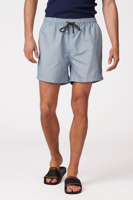 Short de bain bleu de Bruce & Butler avec motif géométrique subtil, taille élastique et poche arrière à bouton, vue de dos.