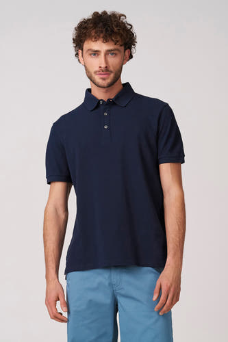 Polo bleue à manches courtes de Bruce & Butler, vue de dos, portée avec un pantalon bleu clair.