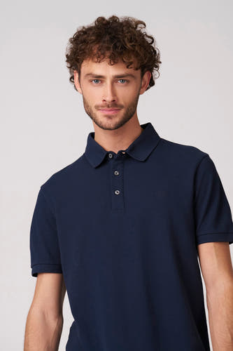 Polo bleu à manches courtes de Bruce & Butler, avec un col classique et une fermeture boutonnée.